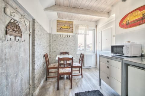 Kitchen or kitchenette, Dining area, microwave