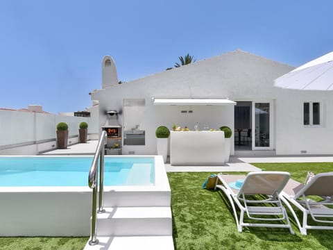 Property building, Day, BBQ facilities, Pool view, Swimming pool, sunbed