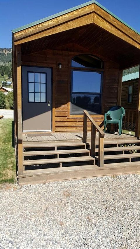 Wonderful Lakefront Cabin near West Yellowstone, Montana Cabin in Hebgen Lake