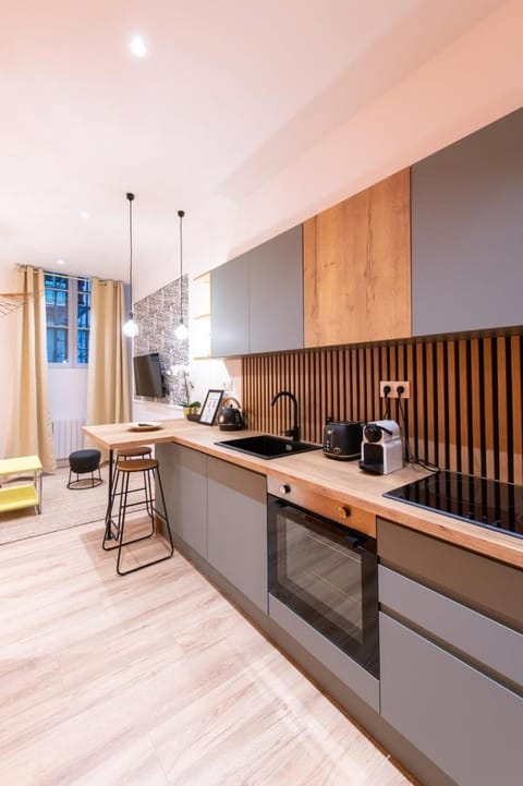 Kitchen or kitchenette, Dining area, stove