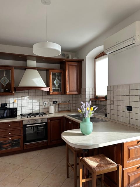 Kitchen or kitchenette, Dining area, oven, stove