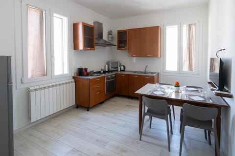 Coffee/tea facilities, Kitchen or kitchenette, stove
