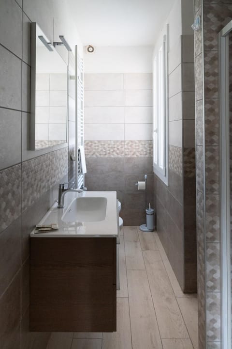 Shower, Bathroom, towels