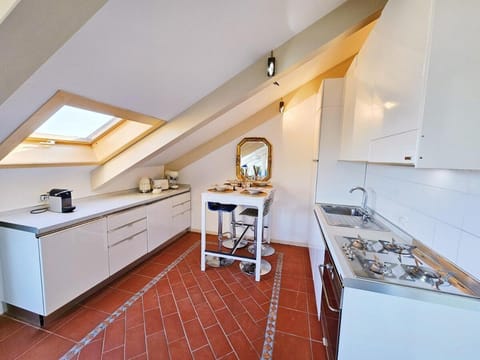 Kitchen or kitchenette, minibar, stove