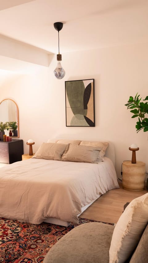 Photo of the whole room, Bedroom