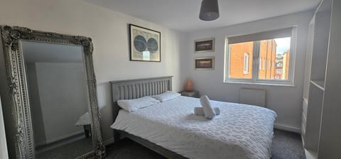 Bed, Bedroom, towels
