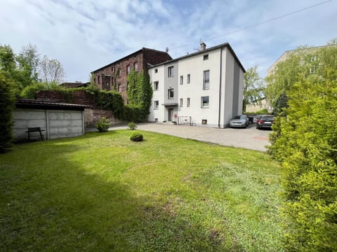 Property building, Neighbourhood, Parking