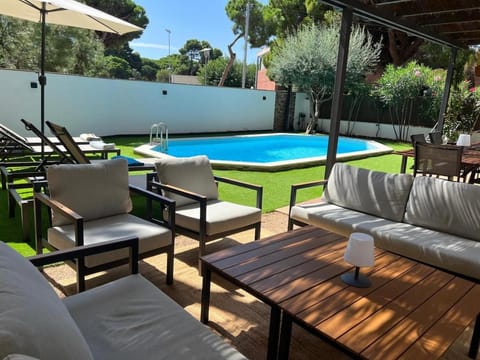 Garden, Seating area, Swimming pool, sunbed