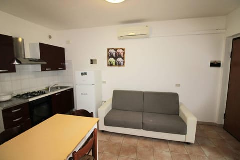 Kitchen or kitchenette, Living room, Seating area, stove