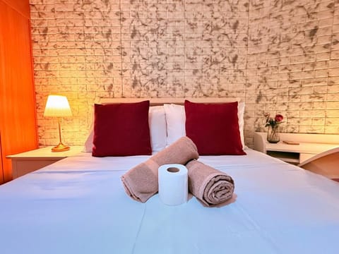Bed, Bedroom, towels