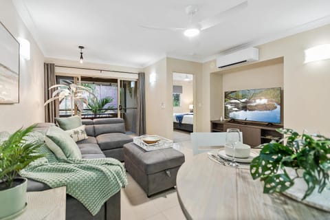 TV and multimedia, Living room, Seating area, air conditioner
