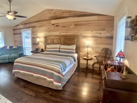 Ozark Spring Cabin Rock Bluff 03 King Bed Spa Tub Cabin in Carroll County