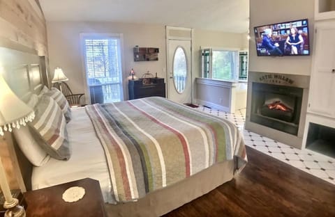 Ozark Spring Cabin Rock Bluff 03 King Bed Spa Tub Cabin in Carroll County