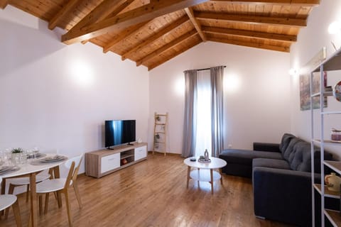Communal lounge/ TV room, TV and multimedia, Living room, Seating area, Dining area, Evening entertainment