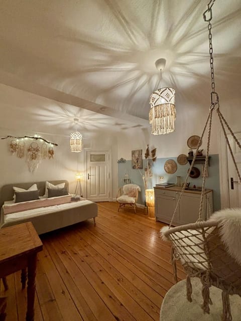 Bed, Kitchen or kitchenette, Photo of the whole room, Seating area, Bedroom