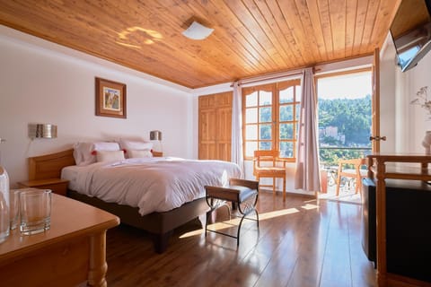 Bed, Natural landscape, Photo of the whole room, Bedroom