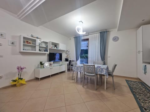 TV and multimedia, Living room, Seating area, Dining area