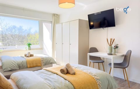 Bed, TV and multimedia, Seating area, Bedroom