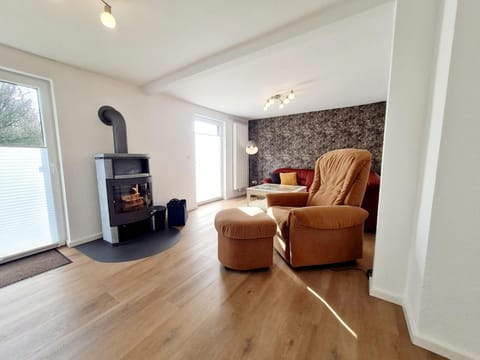 TV and multimedia, Living room, Seating area, fireplace