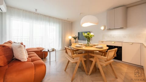 Bed, TV and multimedia, Kitchen or kitchenette, Living room, Photo of the whole room, Seating area, Dining area, oven, stove, air conditioner
