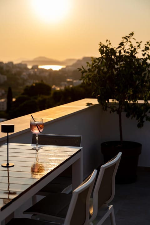 View (from property/room), Balcony/Terrace, City view, Sea view