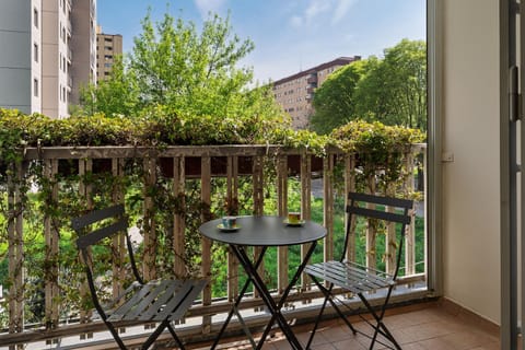 Property building, Patio, Spring, Day, Garden, View (from property/room), Balcony/Terrace, Dining area, Garden view