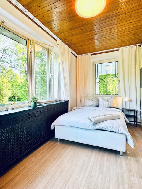 Bed, Bedroom, towels