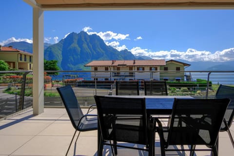 View (from property/room), Balcony/Terrace, Dining area, Lake view, Mountain view