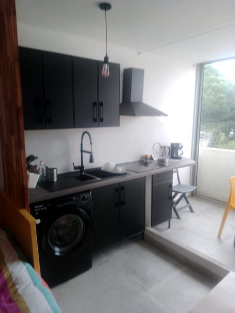 Kitchen or kitchenette, Dining area, stove