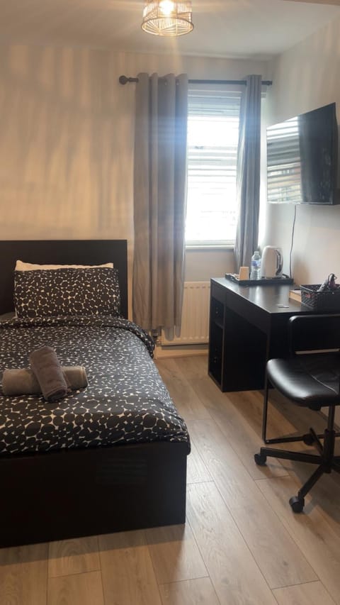 Bed, TV and multimedia, Photo of the whole room, Bedroom