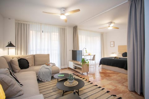 Bed, TV and multimedia, Living room, Photo of the whole room, Seating area, Bedroom