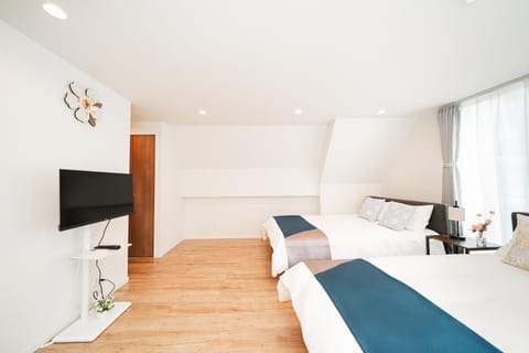 Bed, TV and multimedia, Bedroom