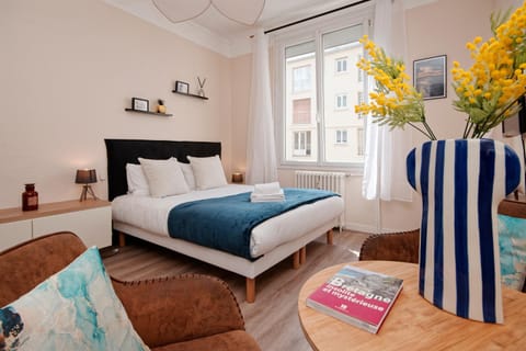 Bed, Living room
