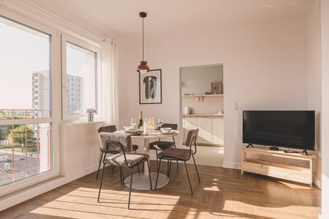 TV and multimedia, Living room, Seating area, Dining area, Evening entertainment