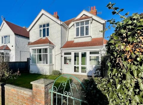 5 Bed Villa - Sleeps 10 - Pets - Garden - Parking House in Skegness