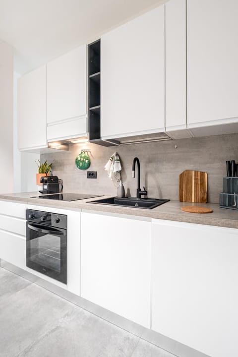 Coffee/tea facilities, Kitchen or kitchenette, dishwasher, stove, toaster