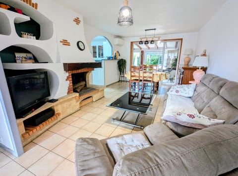 TV and multimedia, Living room, Seating area, Dining area
