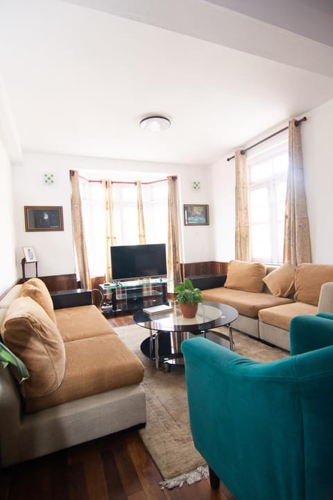 TV and multimedia, Living room, Seating area, Evening entertainment