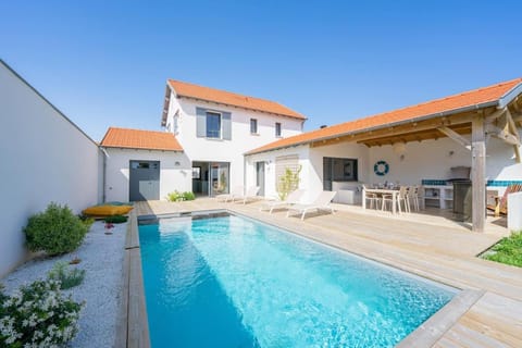 Patio, Day, Pool view, Swimming pool, sunbed