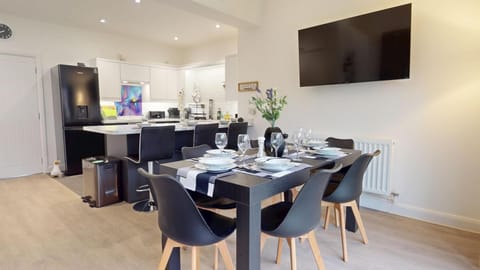TV and multimedia, Kitchen or kitchenette, Dining area, oven, stove