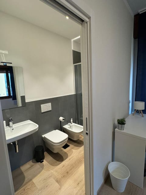 Shower, Toilet, Bathroom, bidet, towels