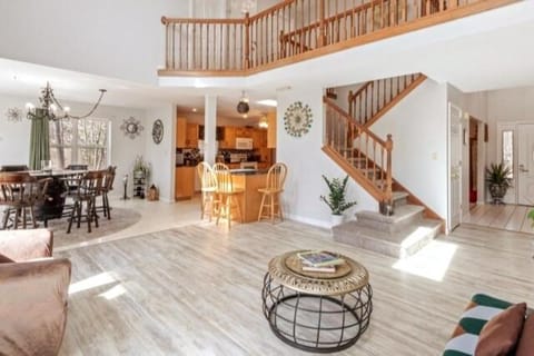 Seating area, Dining area