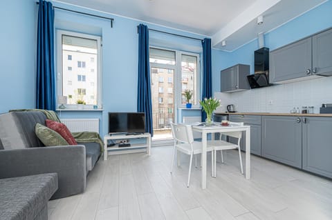 TV and multimedia, Kitchen or kitchenette, Living room, Seating area, Dining area