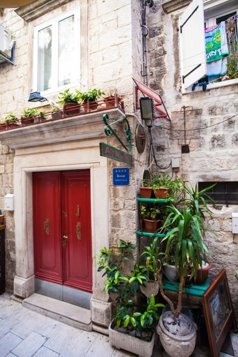 Facade/entrance