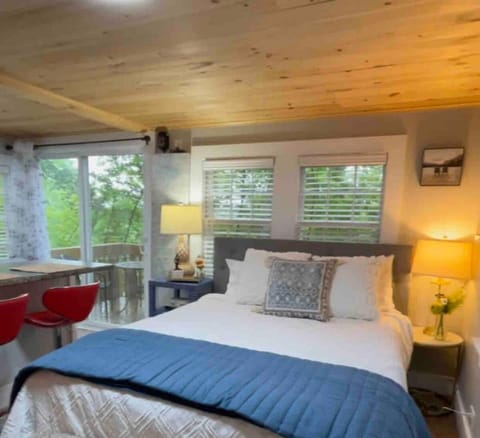 Bed, Dining area, Bedroom