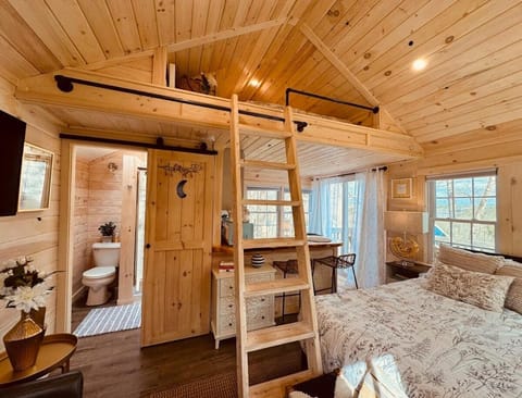 Bed, Photo of the whole room, Dining area, Bedroom