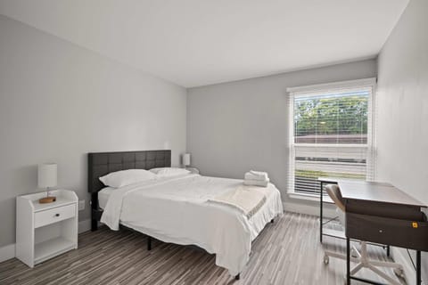 Spacious & Stylish Stay in Rochester Prime Spot Apartment in Rochester