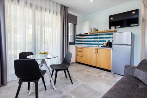 TV and multimedia, Kitchen or kitchenette, Living room, Seating area, Dining area