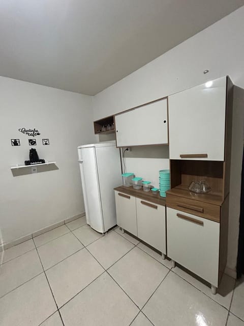 Kitchen or kitchenette, minibar, stove