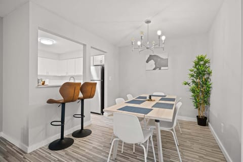 Peaceful & Trendy Unit Near Attractions Apartment in Rochester